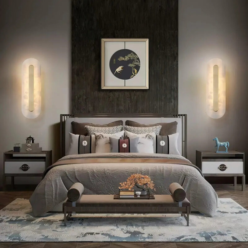 Applique murale en albâtre au-dessus d’une tête de lit