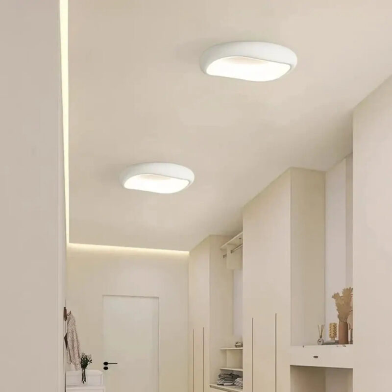 Plafonnier plat blanc installé dans un couloir