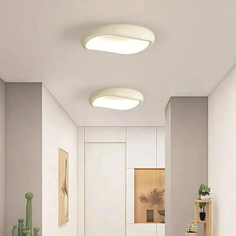 Plafonnier LED rond COULI allumé dans une entrée contemporaine